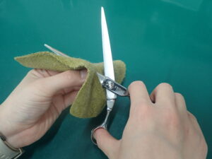 シザーを手入れしている画像